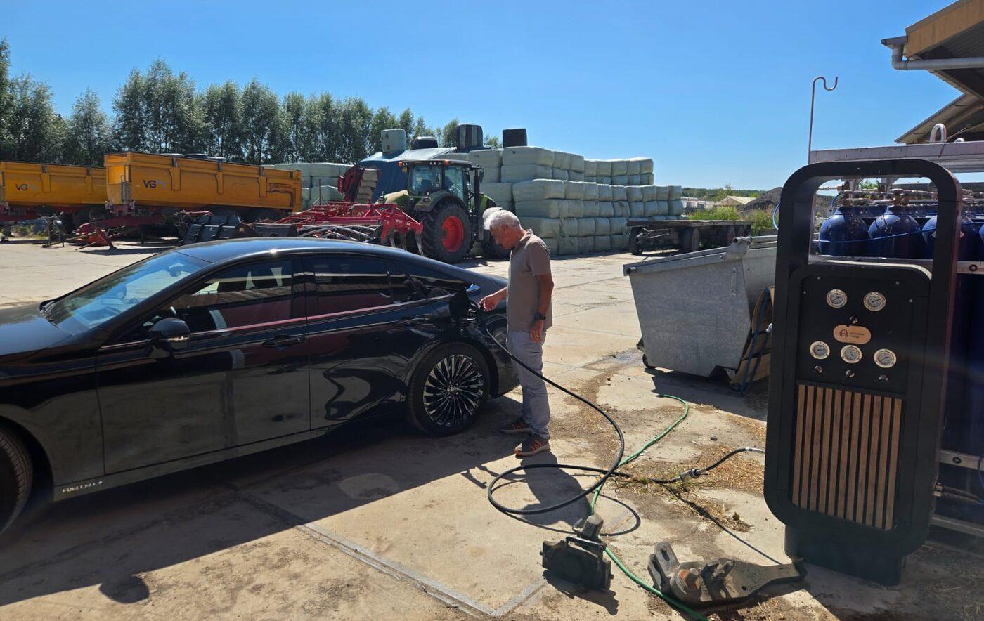 De Kioz-Mirai die waterstof tankt aan het pocket-tanksysteem op een bedrijfsterrein.